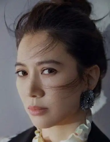 48岁袁咏仪扎丸子好年轻,穿西服套装气质全开,奔四奔五就这样穿