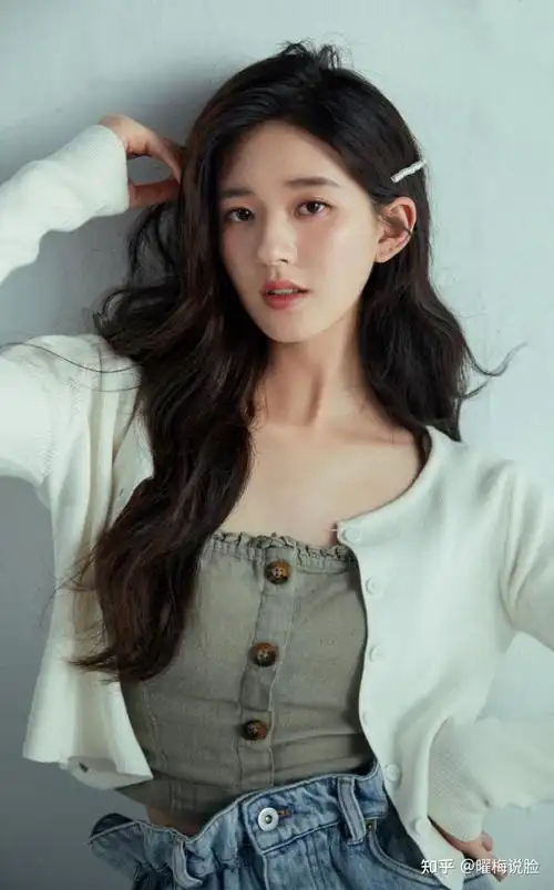 笑起来让人感觉很舒服优越的高颅顶赵露思的门颅顶高,发量浓密,额头