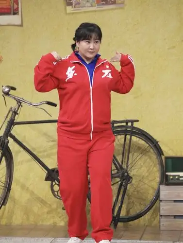 宽松雪纺纱裙都挡不住大象腿,网友:真的该减肥了