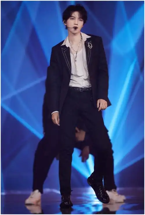 王俊凯beautiful舞台好绝,黑白极致配