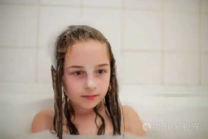 小女孩在浴缸里.小女孩在浴缸里用泡沫洗澡.照片-正版商用图片26801i-