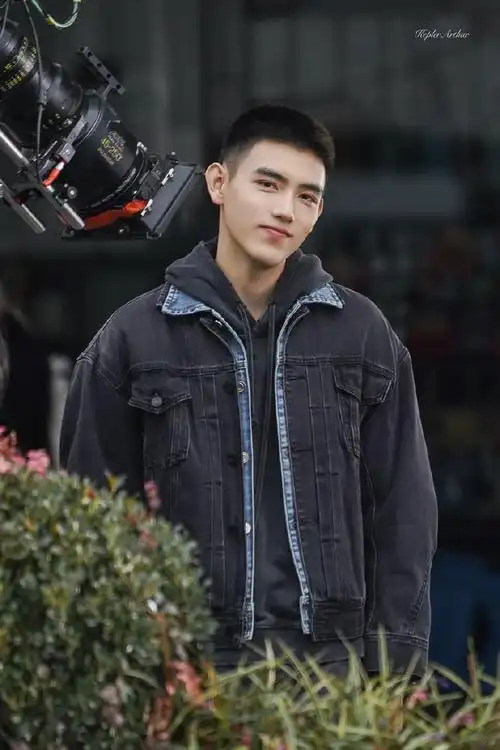 陈飞宇点燃我温暖你##陈飞宇李峋##陈飞宇李峋寸头造型饭拍图##陈飞