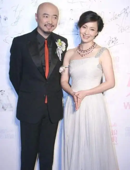 徐峥开应援车为陶虹剧组庆生网友晒出众人合影被沙溢成功抢镜