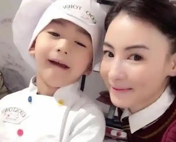 相互!张柏芝罕见晒与三胎儿子合影"包成功吗"-第1张图片-霓裳博客