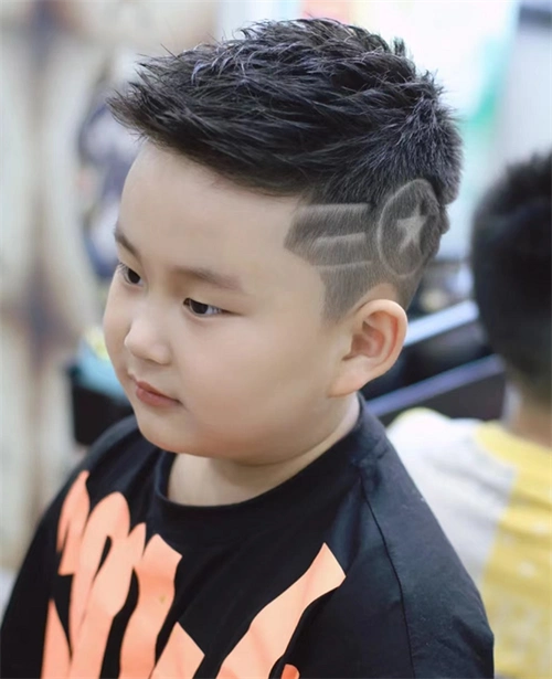 家里有儿子的也不用担心没有女儿那样的百变,其实小男孩发型也有很多