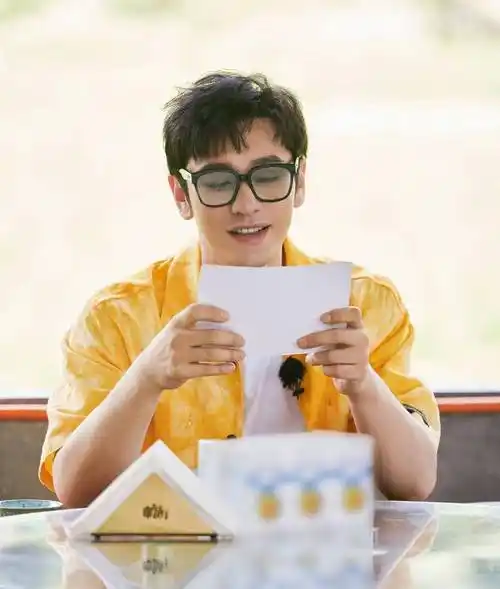 黄晓明终于摆脱了"油腻",综艺新造型清爽又干净,看起来稳重又