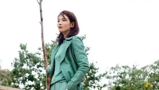 原创41岁刘涛上节目真胆大一身绿色装美得毫无违和感同龄女星少见