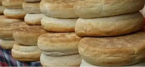 说到"大"锅盔,不能不说陕西锅盔,但真要说大,甘肃锅盔可对陕西锅盔