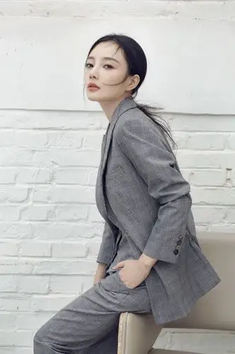 李小璐真帅气!西装革履霸气十足,网友:辣妈变霸道女总裁