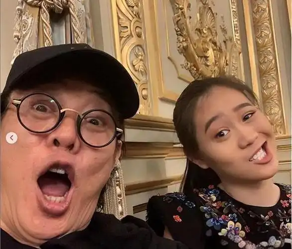 60岁李连杰状态回春晒喝茶照片变年轻获大女儿隔空表白