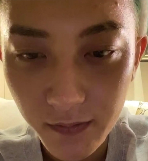 原创黄子韬直播截图被疯传,无美颜下痘痘黑头明显,这肤色是真实的吗?