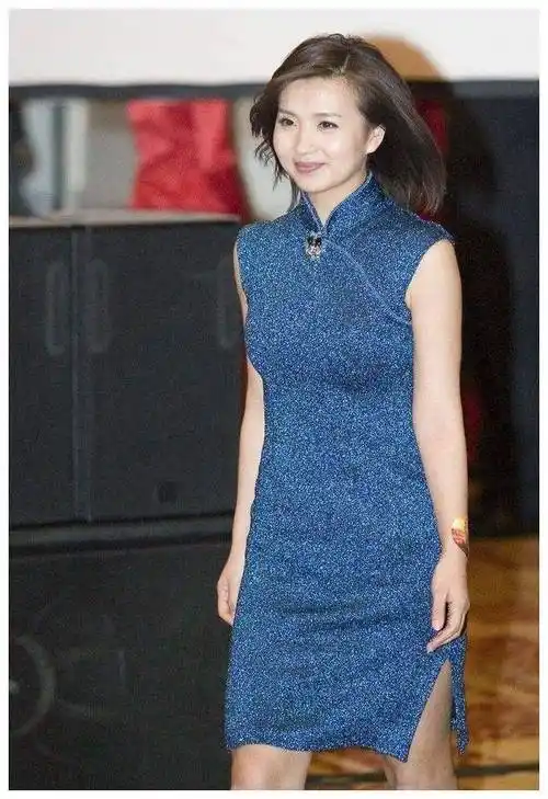 原创40岁陈好近照曝光穿中式碎花衫扎麻花小辫不玩妖艳照样万人迷