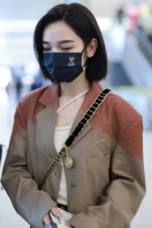 2021年9月20日,代斯机场街拍.穿渐变外套,一头短发清新秀丽.