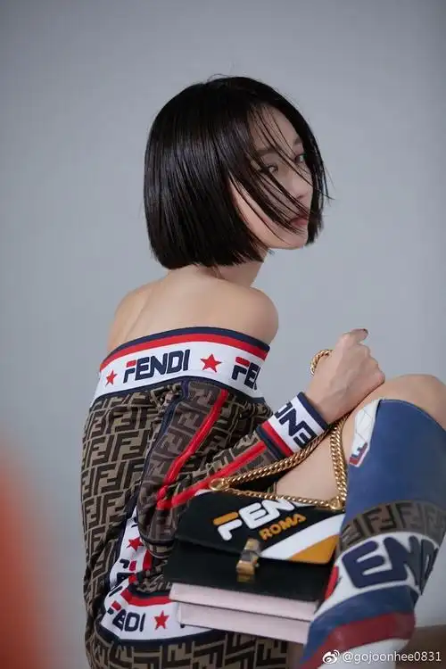 高俊熙剪掉十年长发,变摩卡波波头发型 天鹅颈,时尚的不止一点