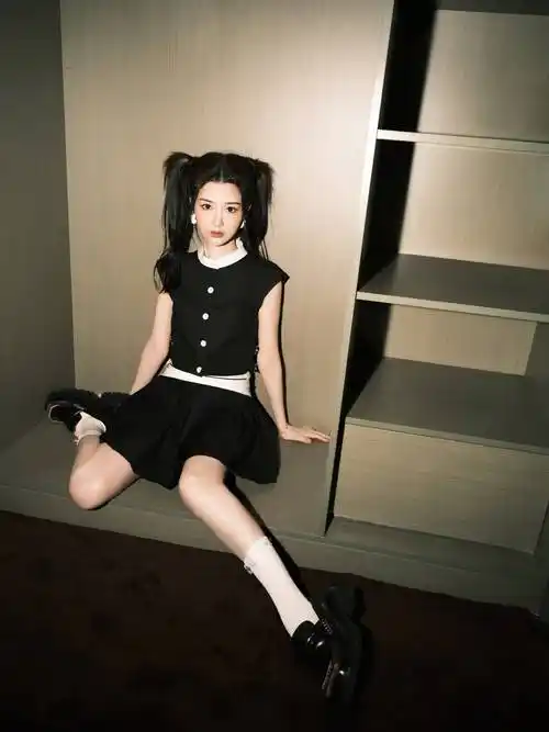 毛晓彤黑色短裙双马尾大长腿性感写真_高跟鞋_吊带