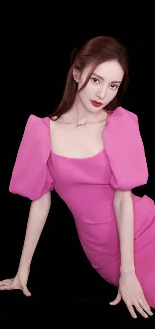 金晨每次亮相都灵动耀眼自带高光定格时光璀然绽放