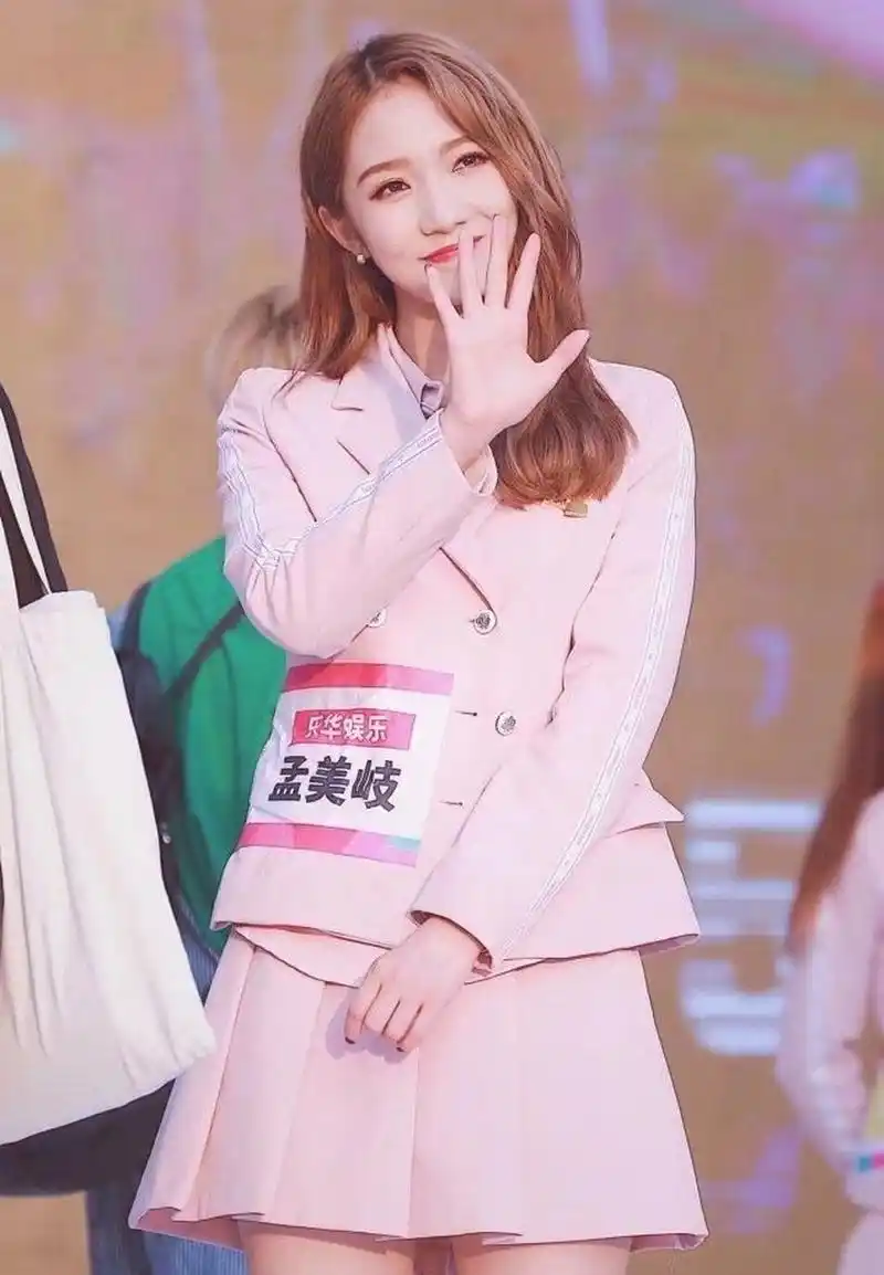 孟美歧制服look,真的帅到我了