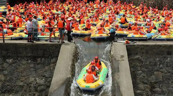 商城县盛夏时节大别山深处峡谷漂流享清凉