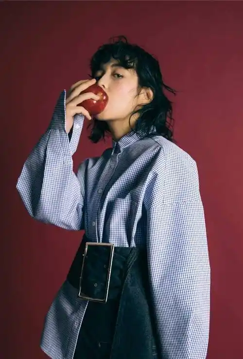 看着眼前一身蓝条纹衬衫,坐姿随意的张子枫,却怎么看怎么有范.