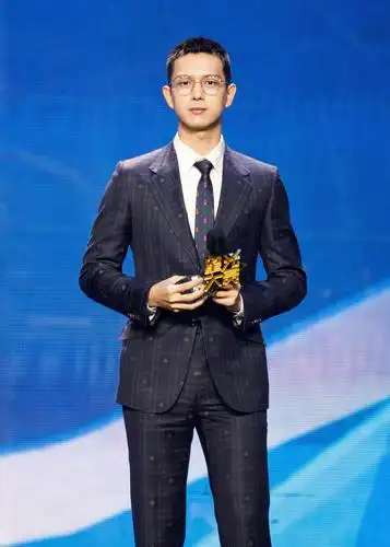 李现印花西装出席颁奖典礼 再度获颁年度品质艺人