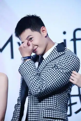 可甜可盐 又a又飒 硬朗帅气的寸头咩～@杨洋|寸头|杨洋_新浪新闻