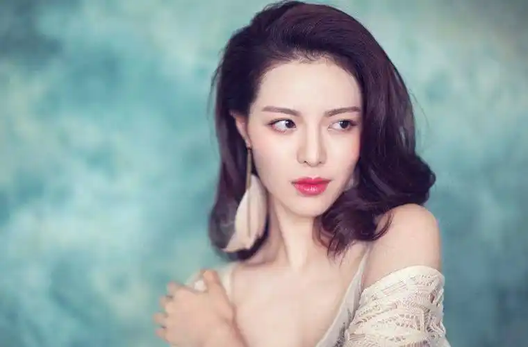 那么,钟楚曦当年究竟是如何被冯小刚相中的?