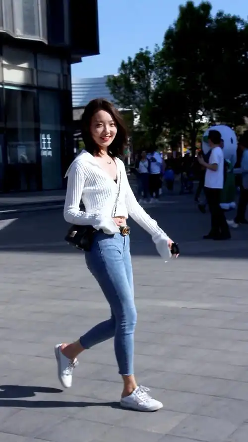 街拍 #时尚穿搭 #济南 #宽厚里 小姐姐走的好自信啊 很漂亮有木有