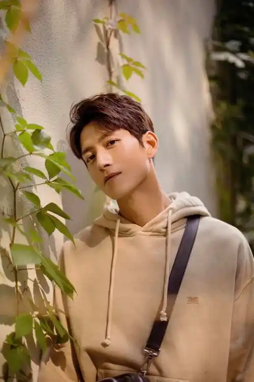 原创张峻宁晒秋日ootd暖阳下感受随性自我