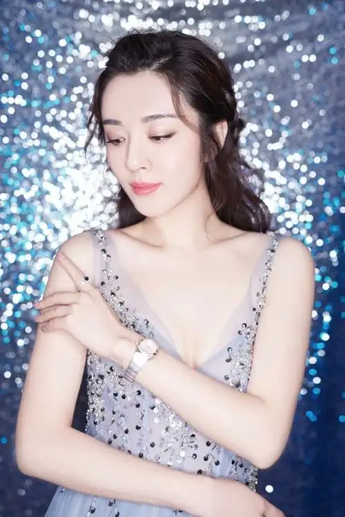 王晓晨深v亮片纱裙优雅妩媚写真