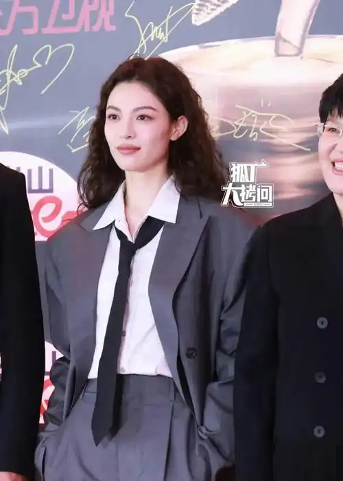 上海这一夜金晨底妆厚关晓彤又高又壮唐嫣笑出双下巴