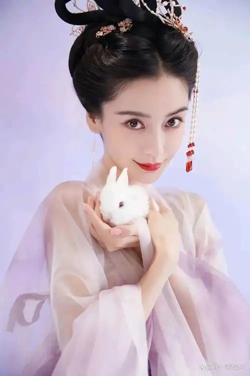 杨颖简直美爆了!穿古装也能这么美,好羡慕那只兔子啊!