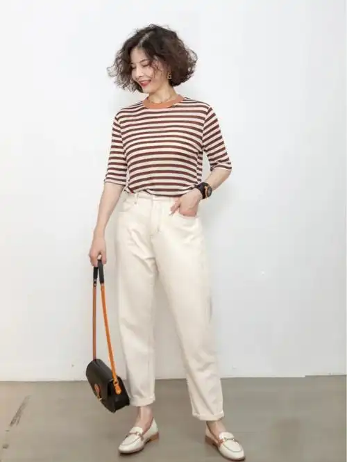 纯洁的米白裤子配上乐福鞋,将温婉动听的女人味纵情表达.