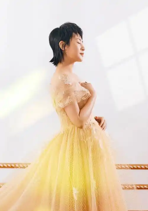 马丽|"本色出演"马丽敬业被称赞,大秀孕肚状态好