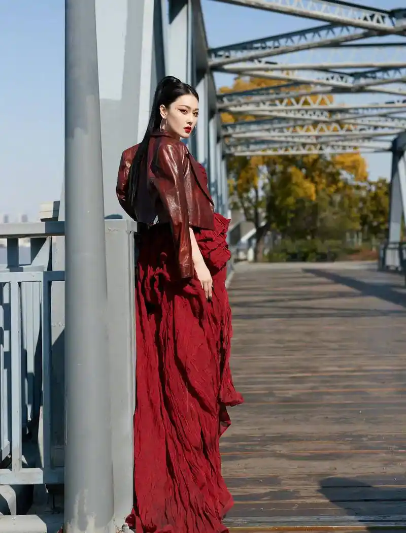 张馨予高马尾红裙性感酷飒 长腿事业线身材绝美