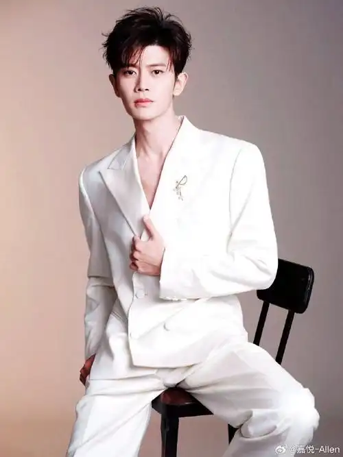 任嘉伦超话93任嘉伦93四月芳菲闻君寿,今我握笔念君容.