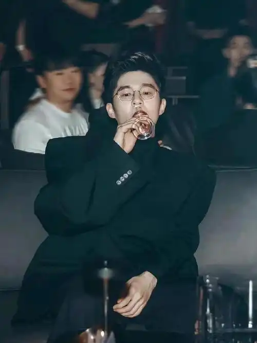 刘昊然 就是硬帅