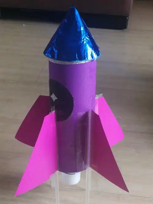 将四根吸管均匀绑在火箭筒上