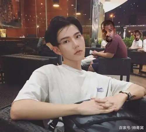 组图:皮肤白净,青春有活力的厦门大学校草许晋哲,有型又帅气!