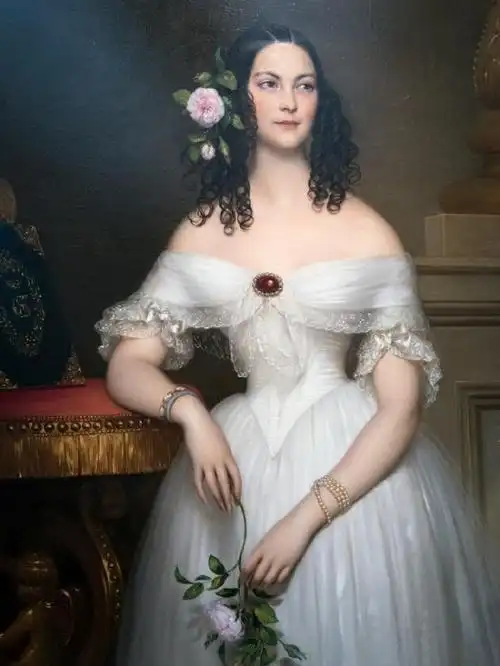 老照片19世纪的欧洲名媛身着礼服长相十分美艳