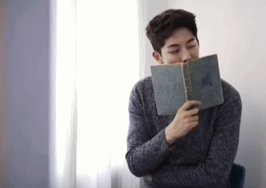 南柱赫画报拍摄书帅气行走的荷尔蒙gif动图_动态图_表情包下载_soogif