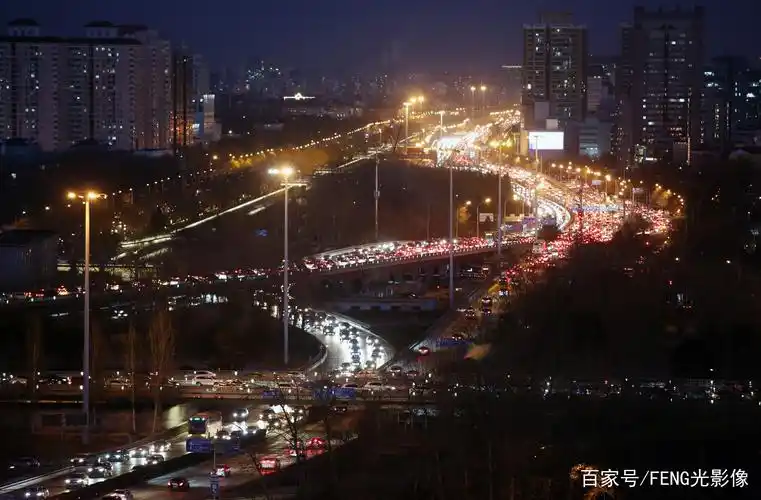 北京二环菜户营桥附近,交通压力大,车流缓慢.