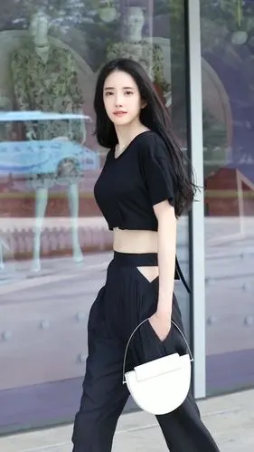 潘南奎身穿黑色t恤搭配阔腿裤好气质堪称绝美