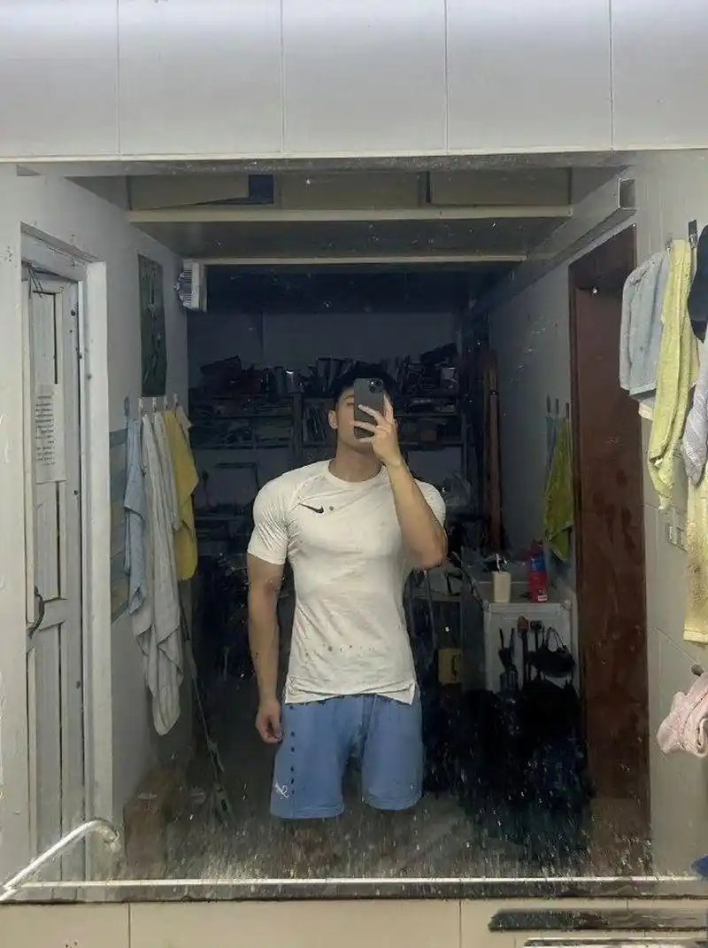 直男味儿很重的#腹肌# #体育生# 小哥,简称臭男人.[吃瓜]