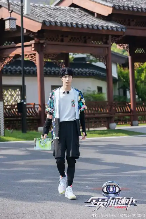 刘耀文全员加速中花衬衫造型