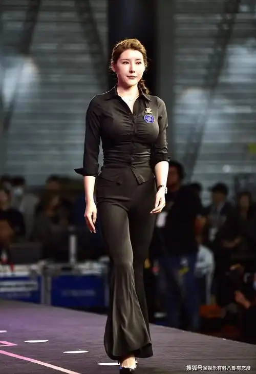 原创刘太阳翘臀女神曲线完美人称凹凸曼成了全场的焦点