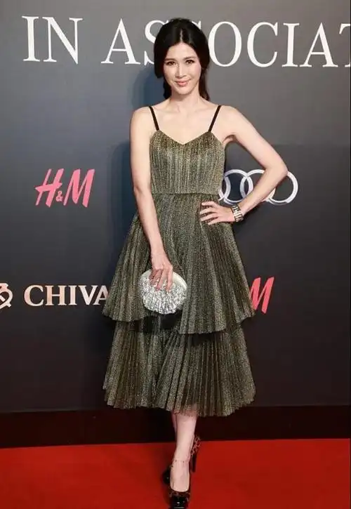 42岁童蕾有着22岁皮肤深色的裙子也好显白这状态太好了