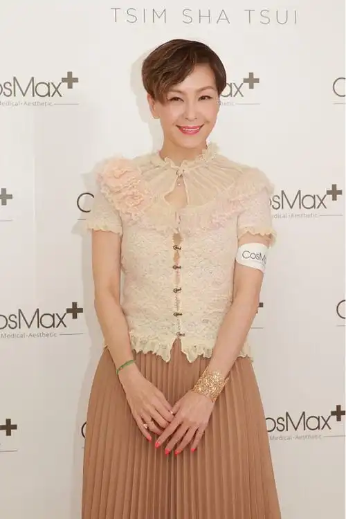 69年的伍咏薇也是奶奶辈的人了可穿着打扮好知性笑起来好慈祥