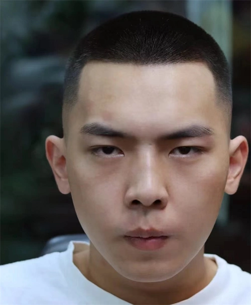 两侧铲青寸头,使得整个短发轮廓更加帅气清爽,夏季这样剪超清凉的.