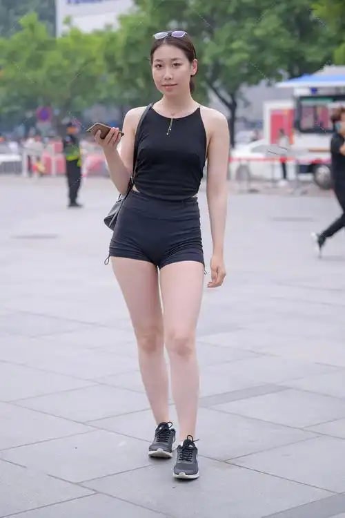 原创黑色吊带背心搭配同色短裤,清凉舒适,潮酷十足