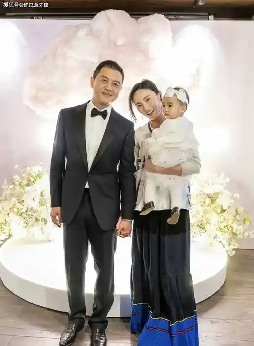 王菲前夫李亚鹏与孩子罕见同框,娇妻颜值超高,孩子长相甜美可爱似爸爸